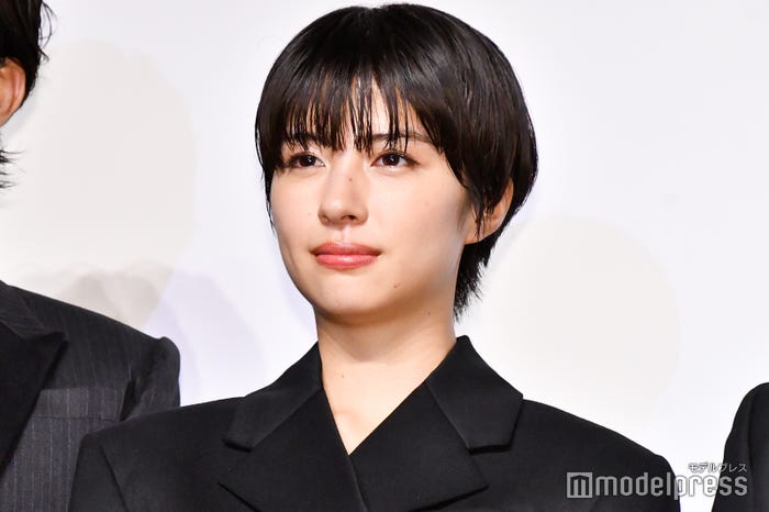 黒髪の佐久間由衣(C)モデルプレス