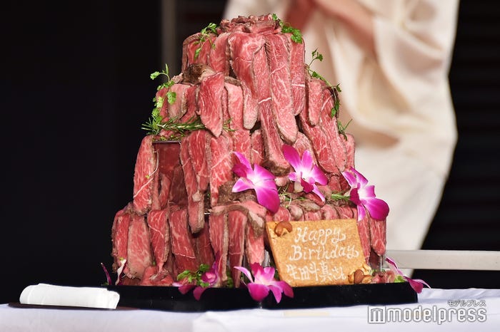 肉ケーキ (C)モデルプレス