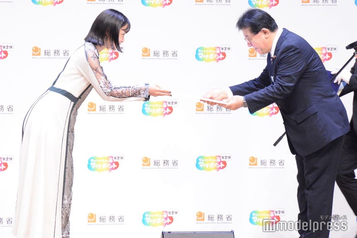 深川麻衣、金子恭之大臣(C)モデルプレス