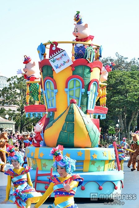 「ディズニー・サンタヴィレッジ・パレード」ラッピング工房のフロート、三匹の子ぶた
