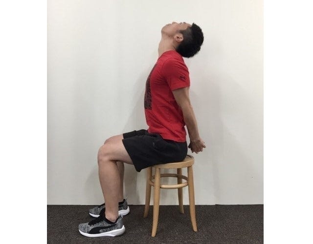 口を結んだまま顎をあげる