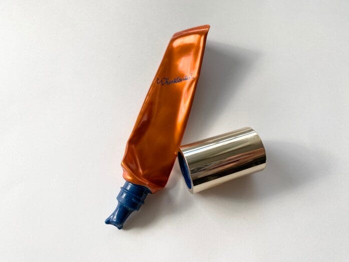 直塗りしても、指に取って塗ってもいい形状