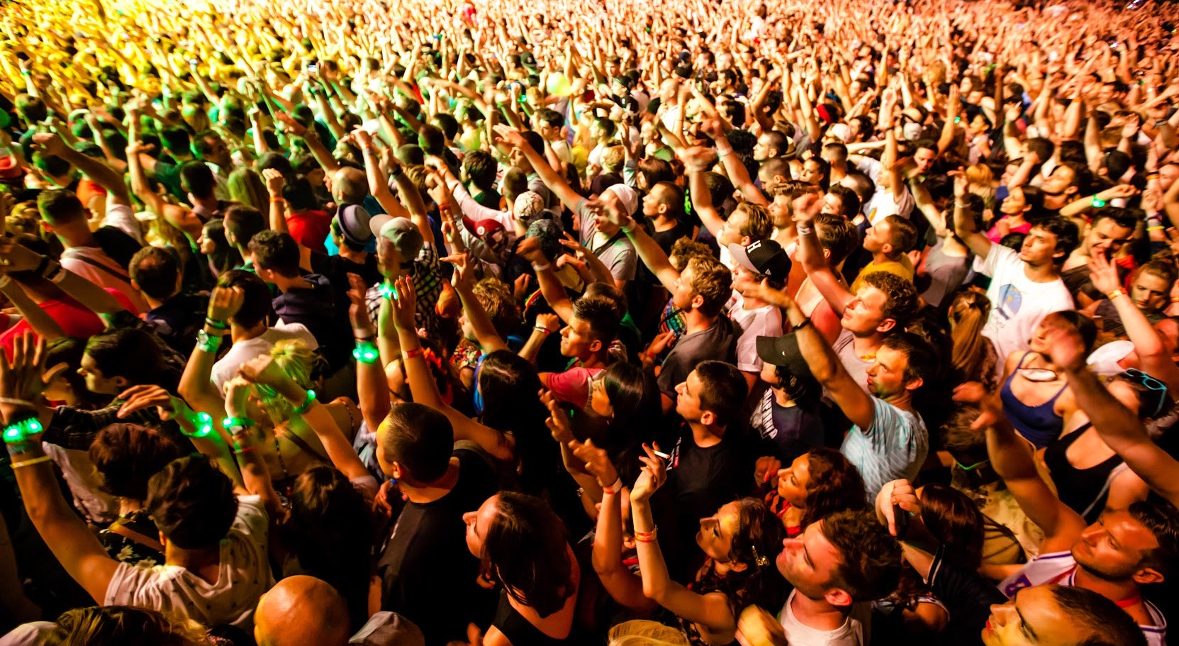 人気DJや有名アーティストによるLIVEで盛り上がる／画像提供：WATERWARS実行委員会