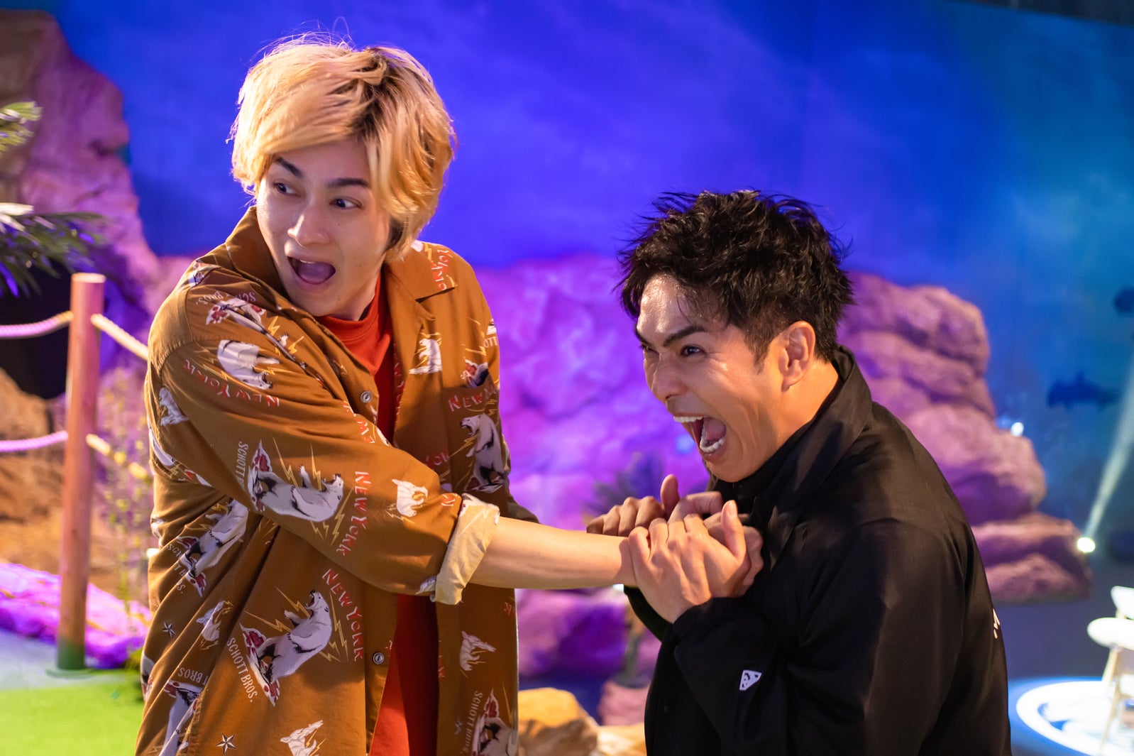 柳俊太郎、北村一輝（C）麻生羽呂・高田康太郎・小学館／ROBOT