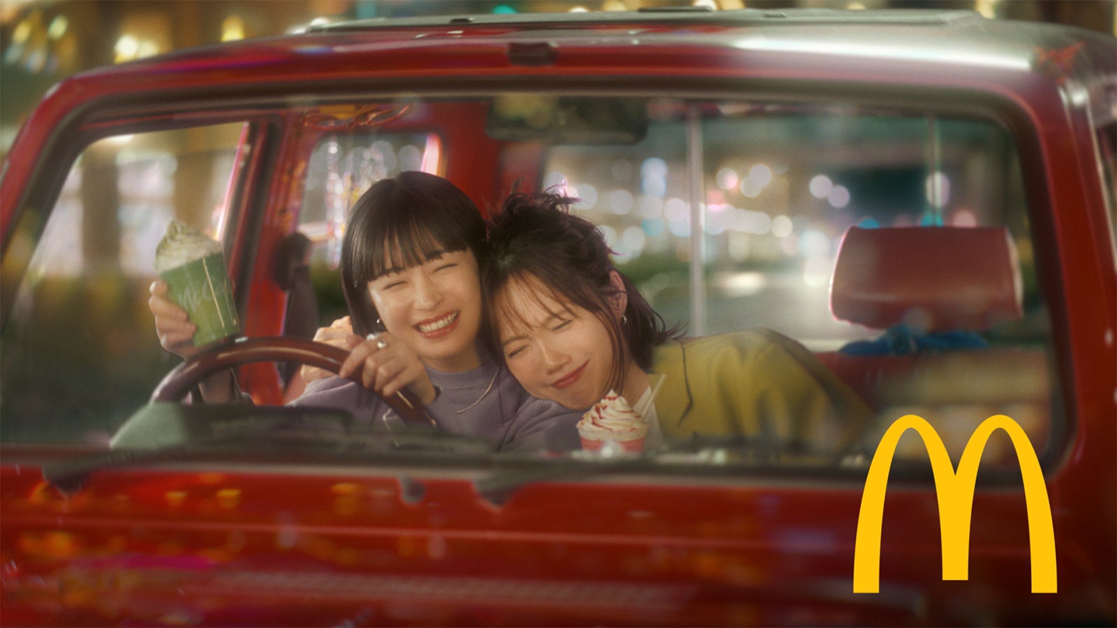 広瀬すず、宮崎あおい／新TVCM「マックカフェ寄り道マック 夜のドライブ」篇より（提供写真）