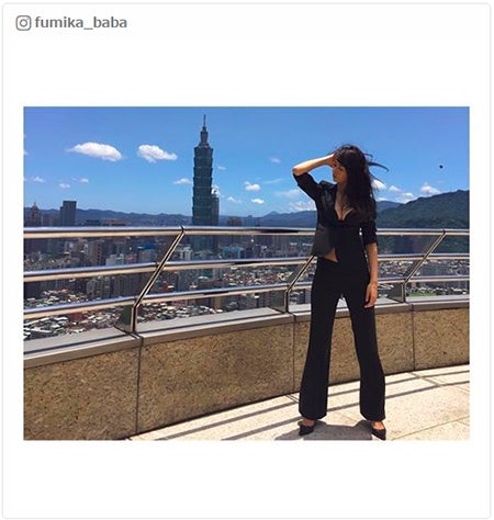 馬場ふみか、美谷間くっきり素肌×ジャケット姿「女スパイみたい」「エロかっこいい」