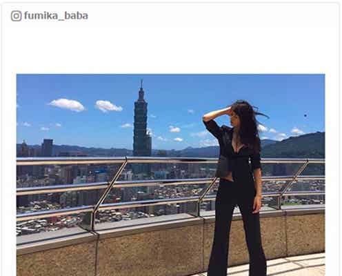 馬場ふみか、美谷間くっきり素肌×ジャケット姿「女スパイみたい」「エロかっこいい」