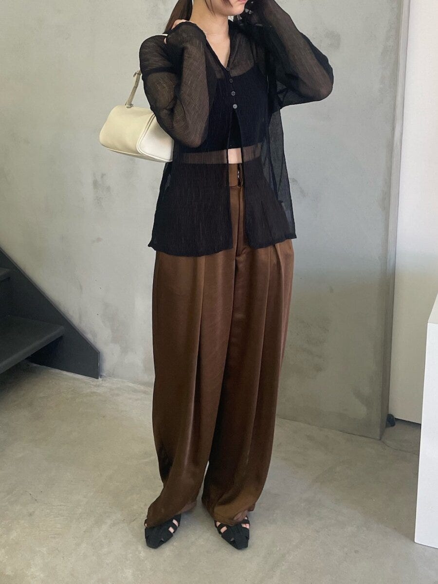 黒ブラウスコーデ5