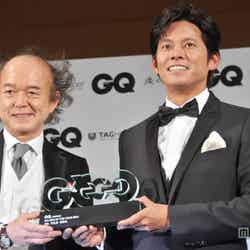 （左から）「GQ JAPAN」編集長・鈴木正文氏、織田裕二