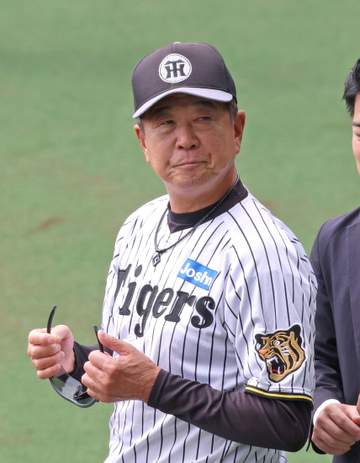阪神 平田2軍監督が「投手のレベルの低さが出た」とチクリ 両チーム計21安打の乱打戦 試合後には引退のオリックス平野へ花束【一問一答】