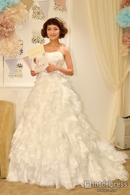 モデル武智志穂、純白ウエディングドレスで登場 夫の“愛情出演”を語る