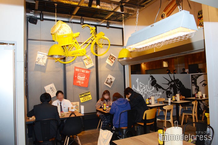 横浜駅東口POST STREET（C）ビューティーガール