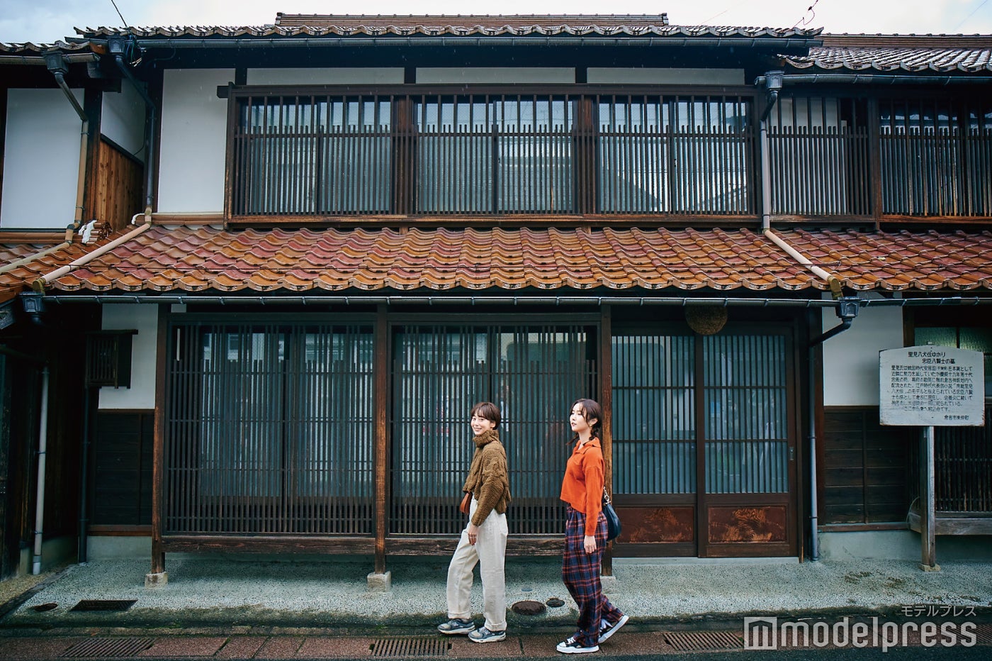 なんだか江戸時代にタイムスリップしたかのような雰囲気が楽しめる赤瓦の家々（C）モデルプレス