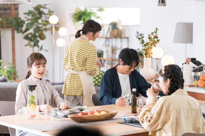 (左から)生田絵梨花、田中美佐子、高橋克典「素晴らしき哉、先生!」第1話より(C)ABCテレビ