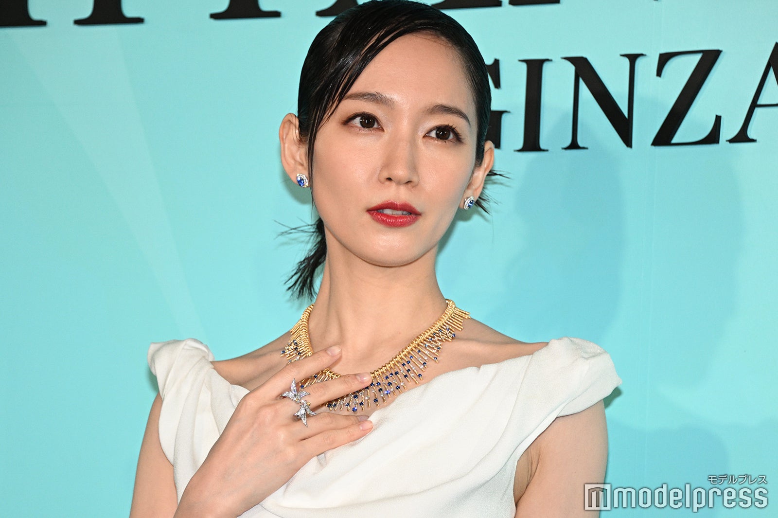 吉岡里帆、美デコルテ輝くオフショルドレス姿 正月の実家帰省が「1番輝いている」理由【ティファニー銀座 オープニングイベント】