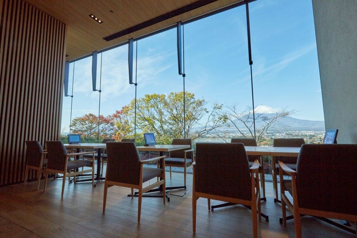 「ダイニング花衣」から見た富士山／画像提供：小田急リゾーツ