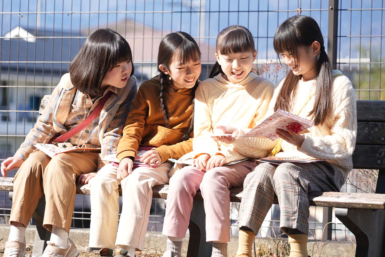 和田愛海、前田織音、小吹奈合緒、板垣樹「ブラッシュアップライフ」第8話より（C）日本テレビ