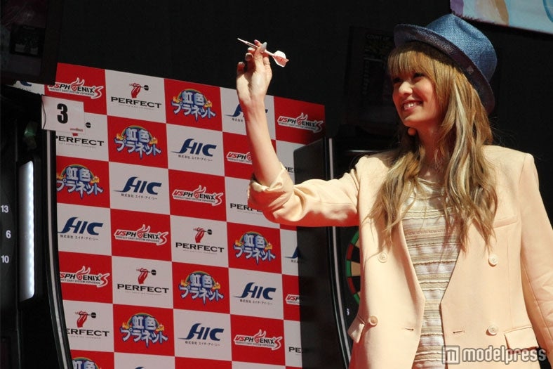 ダーツの試投にチャレンジする南明奈