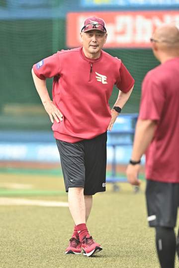 楽天 吉井新監督が赤の練習着で古巣のグラウンドへ 選手らと次々とあいさつ