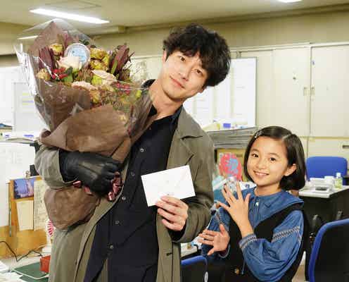 坂口健太郎「Dr.チョコレート」クランクアップ 白山乃愛がサプライズ登場で涙