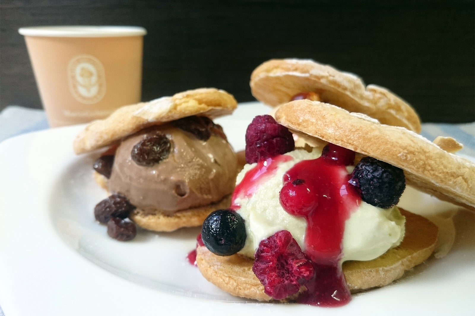 ダックワーズジェラートサンド390円（税込）／画像提供：フェディー