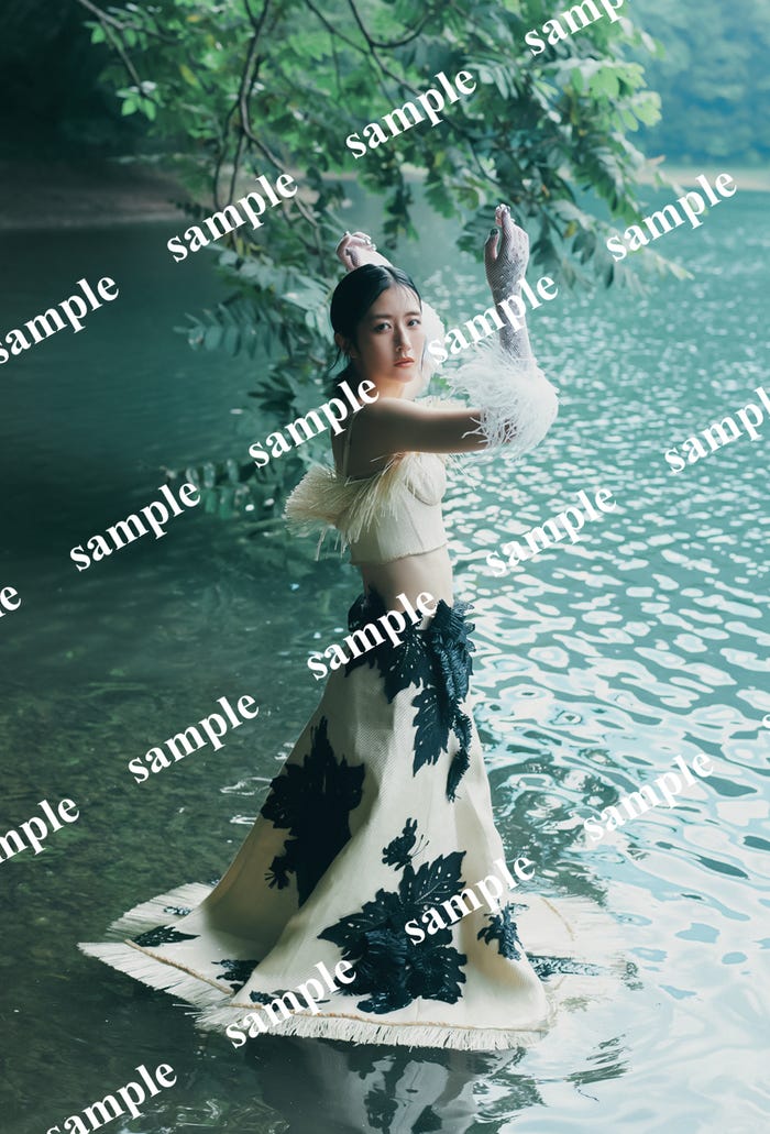 土生瑞穂/星野書店近鉄パッセ店特典ポストカード/撮影:三瓶康友(C)光文社