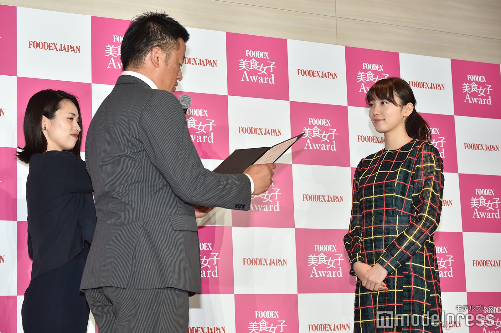 （右）飯豊まりえ（C）モデルプレス