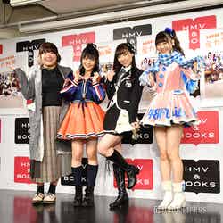 （左から）茅野しのぶ（衣装デザイナー）、小畑優奈、須田亜香里、菅原茉椰（C）モデルプレス