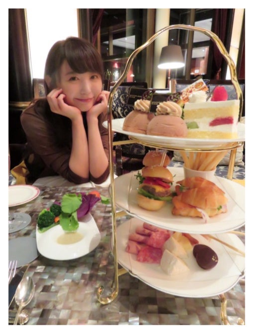 「ウェスティンホテル東京」のレストランで食事を満喫したおのののか／桃オフィシャルブログ（Ameba）より