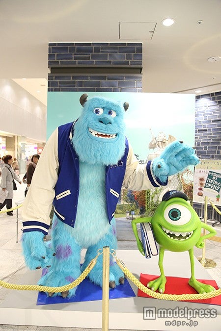 「モンスターズ・ユニバーシティ」のサリーとマイクの等身大フィギュア（C）Disney／Pixar