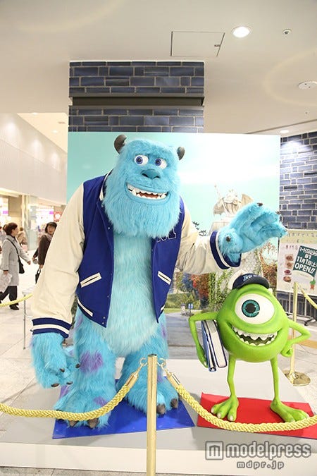 「モンスターズ・ユニバーシティ」のサリーとマイクの等身大フィギュア(C)Disney/Pixar