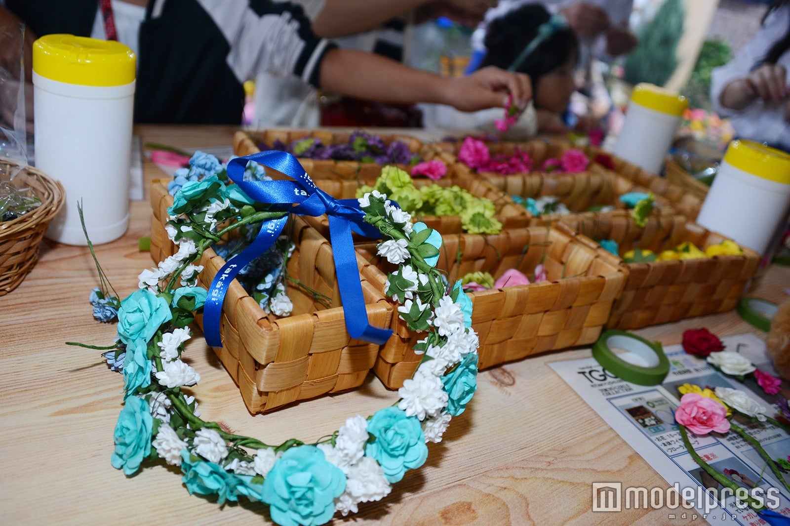 オリジナル花冠が作れるワークショップで（C）モデルプレス