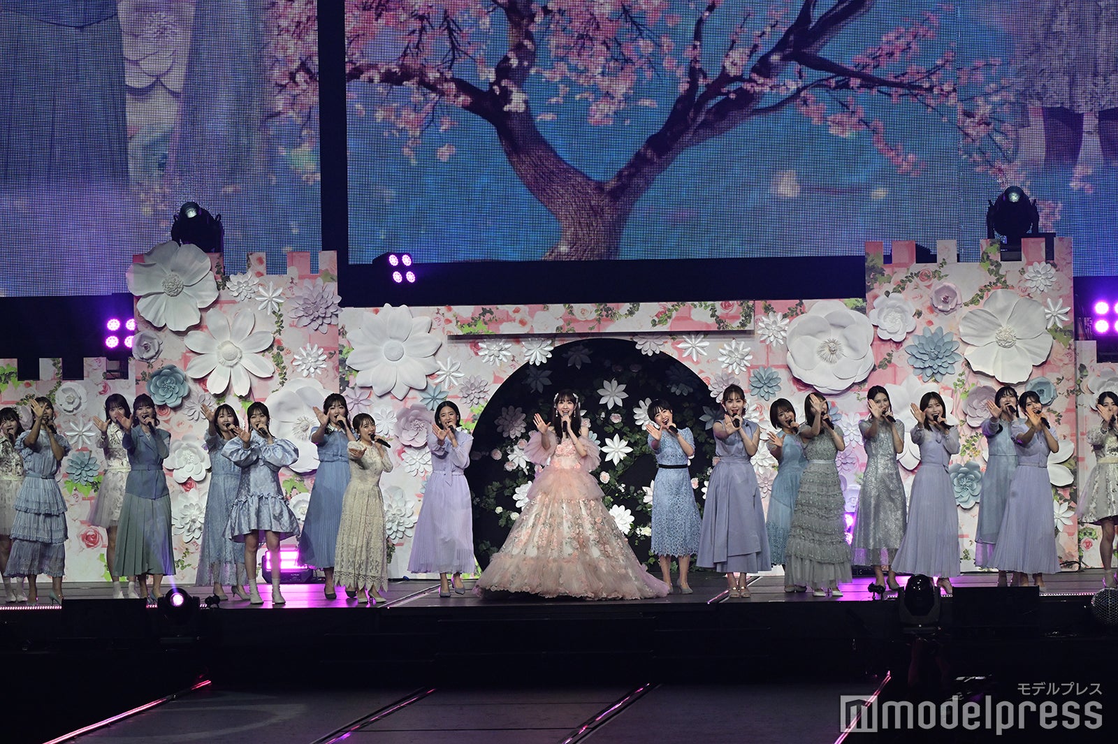 OGメンバーと柏木由紀（C）モデルプレス