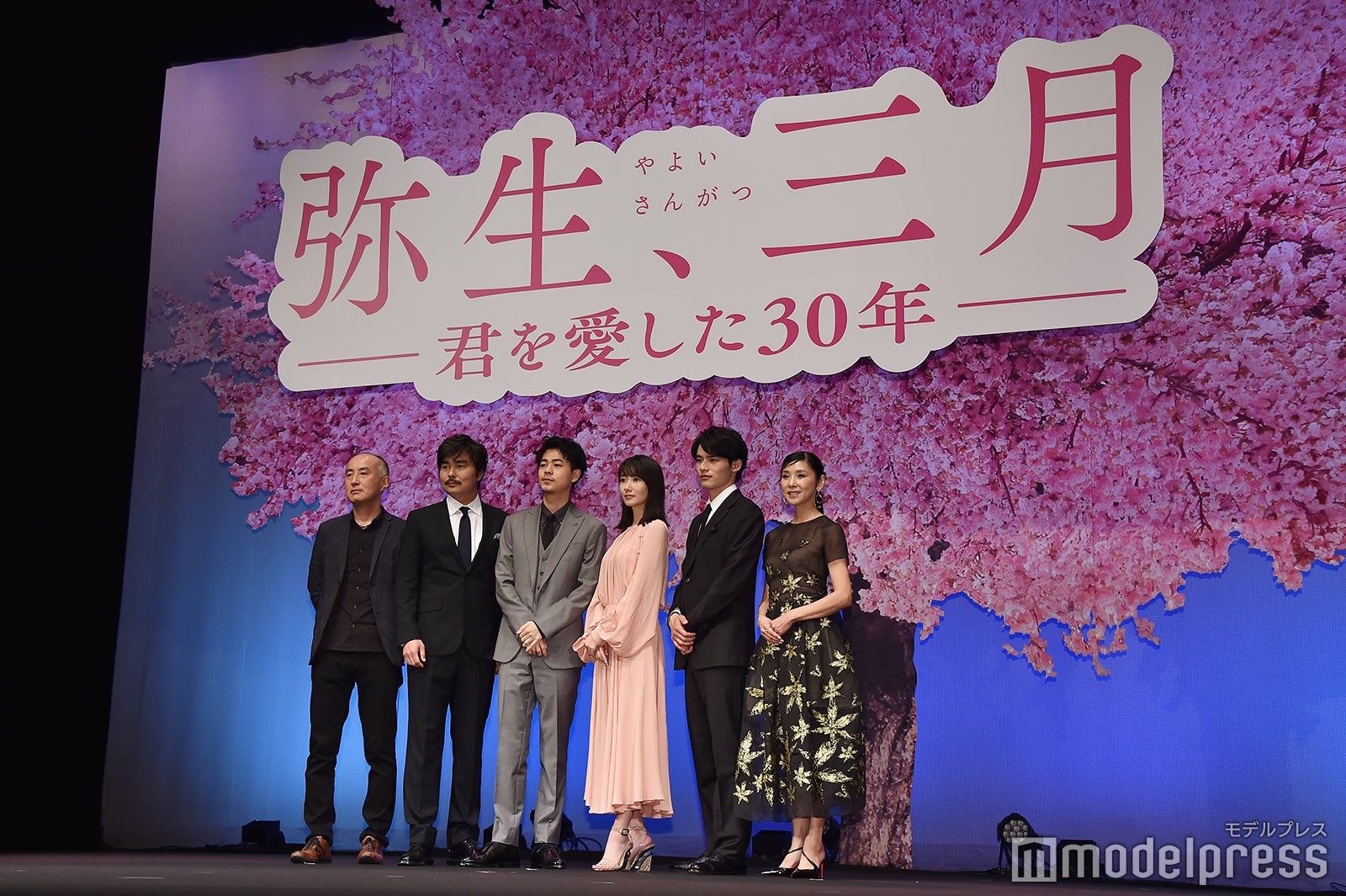 （左から）遊川和彦監督、小澤征悦、成田凌、波瑠、岡田健史、黒木瞳（C）モデルプレス