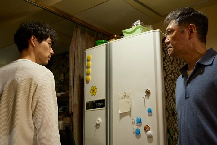 福士蒼汰、杉本哲太「ハイド&シーク 0秒前の彼女」第1話(C)日本テレビ