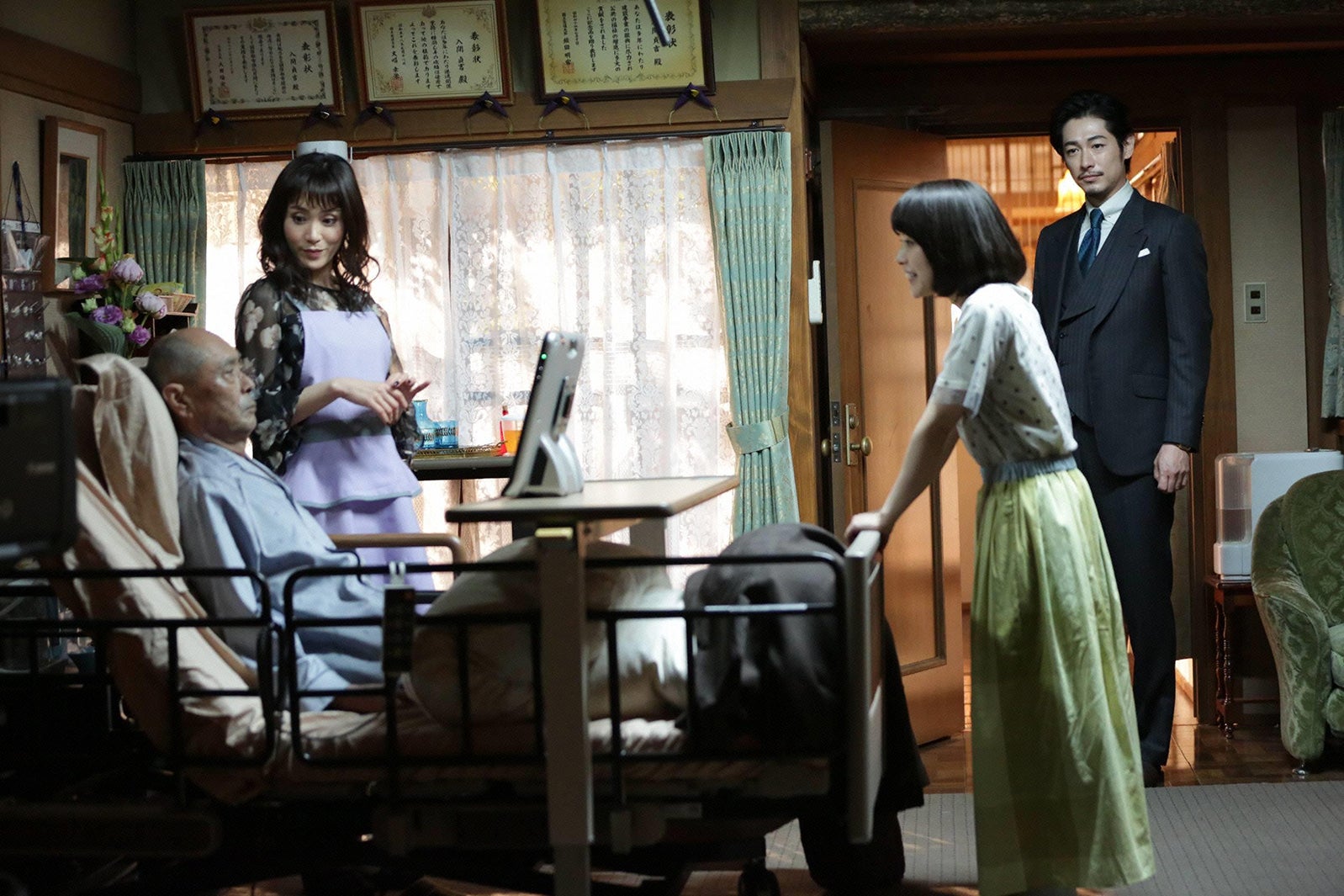 伊武雅刀、山口紗弥加、岸井ゆきの、ディーン・フジオカ／「モンテ・クリスト伯 ー華麗なる復讐ー」第8話より（C）フジテレビ