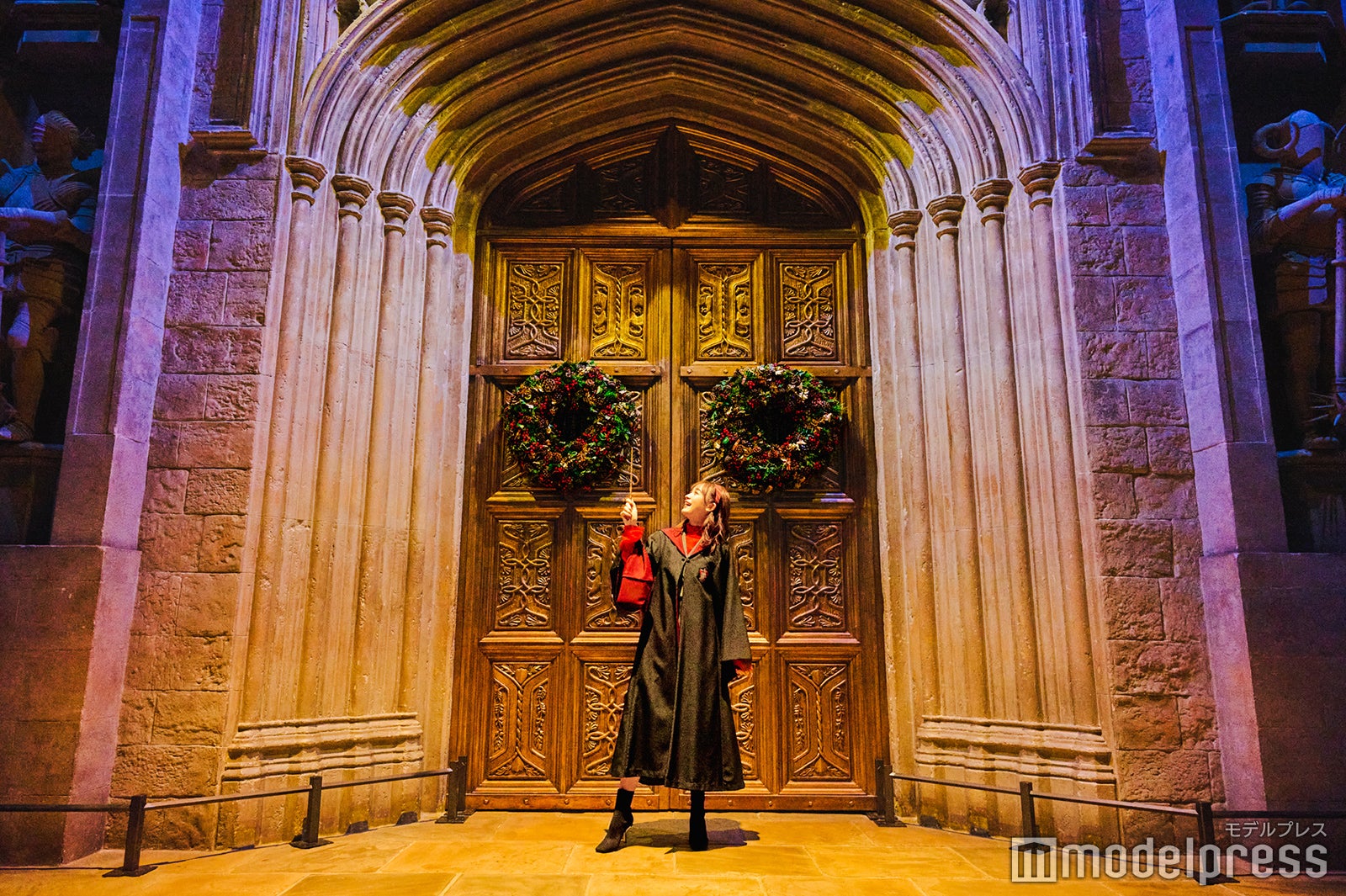 大広間前の扉にはリースが（C）モデルプレス