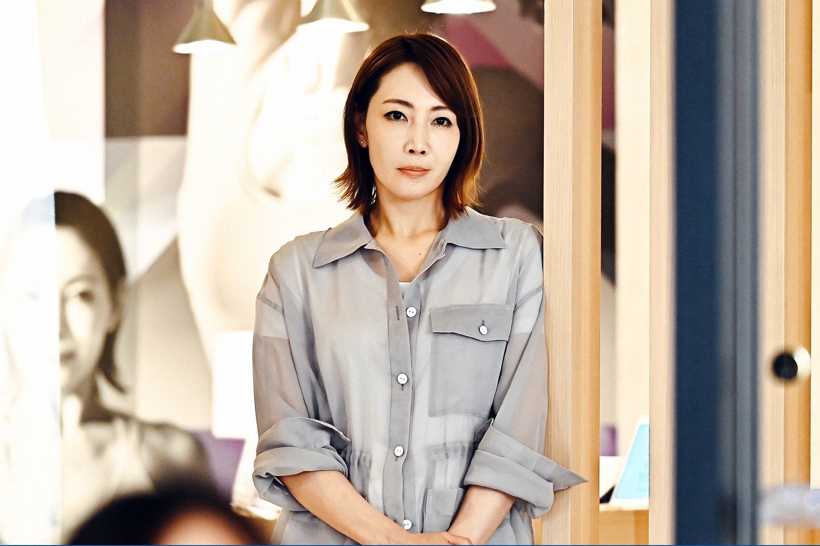 柚希礼音／「持続可能な恋ですか？～父と娘の結婚行進曲～」第4話より（C）TBS