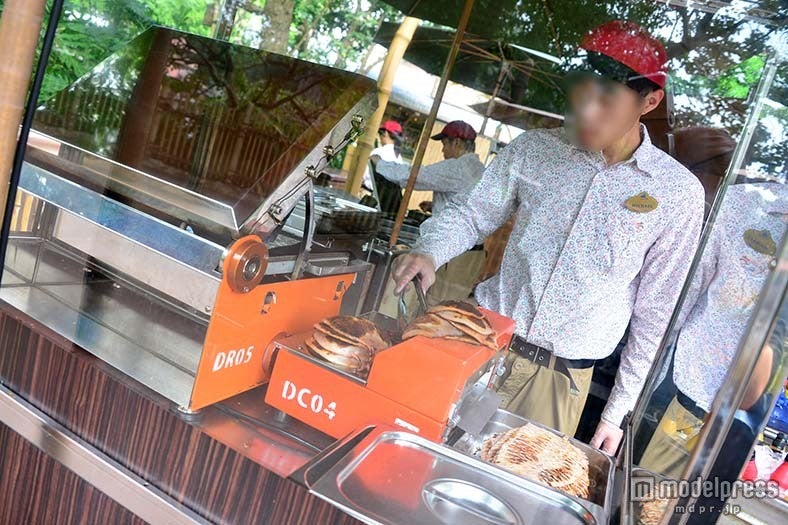 1枚ずつ手焼きされる