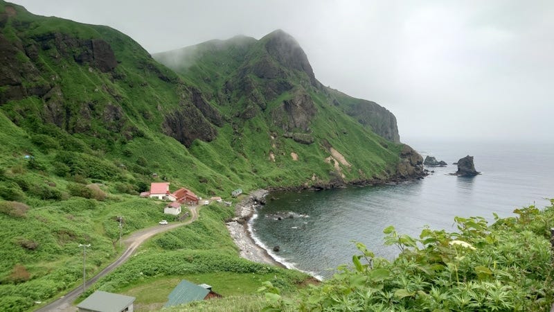 礼文島・桃台猫台から眺める猫岩（2023年6月撮影）