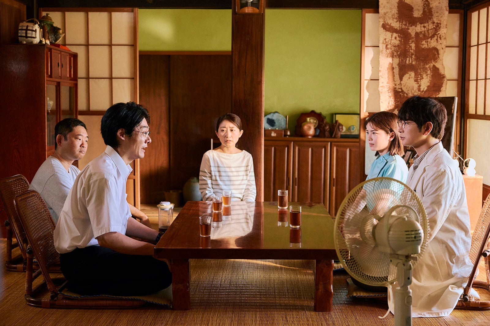 今野浩喜、近藤公園、小芝風花、松本潤「19番目のカルテ」第6話（C）TBSスパークル／TBS（撮影：加藤春日）