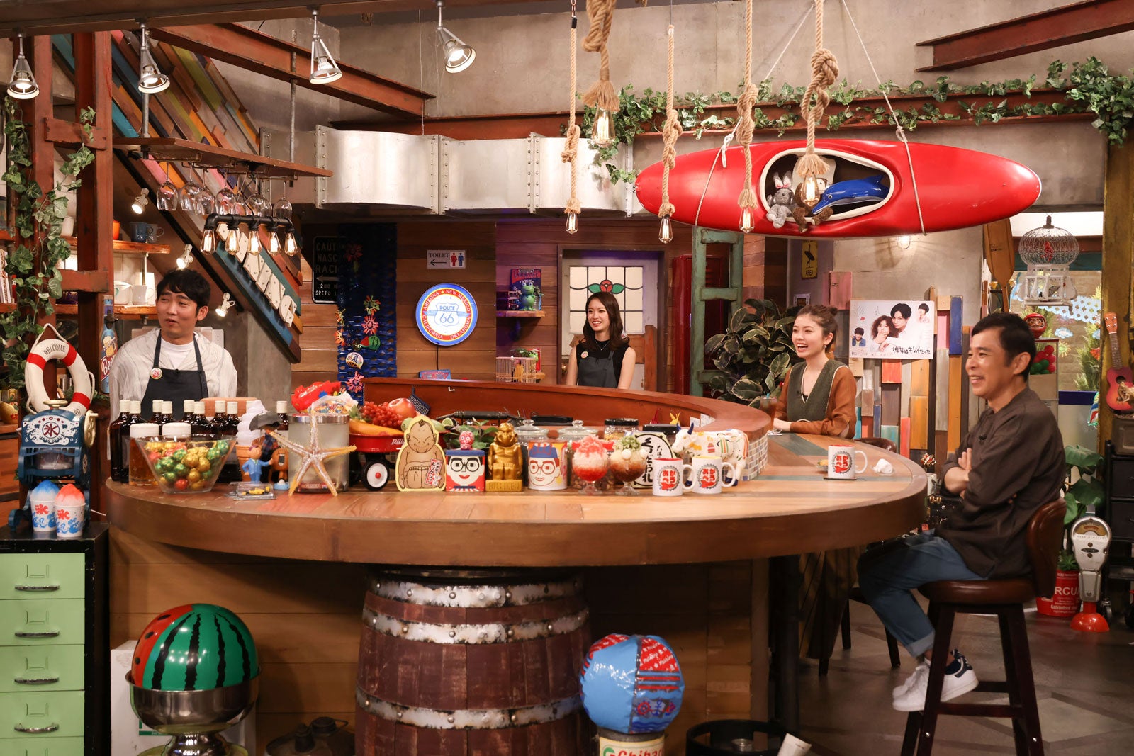 （左から）石田明、橋本和花子、小芝風花、岡村隆史 （C）カンテレ