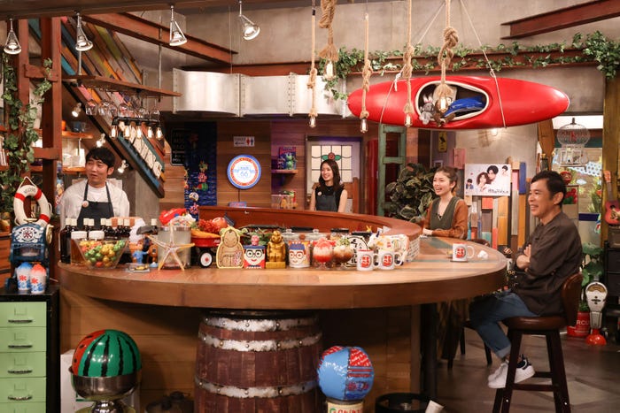 (左から)石田明、橋本和花子、小芝風花、岡村隆史 (C)カンテレ