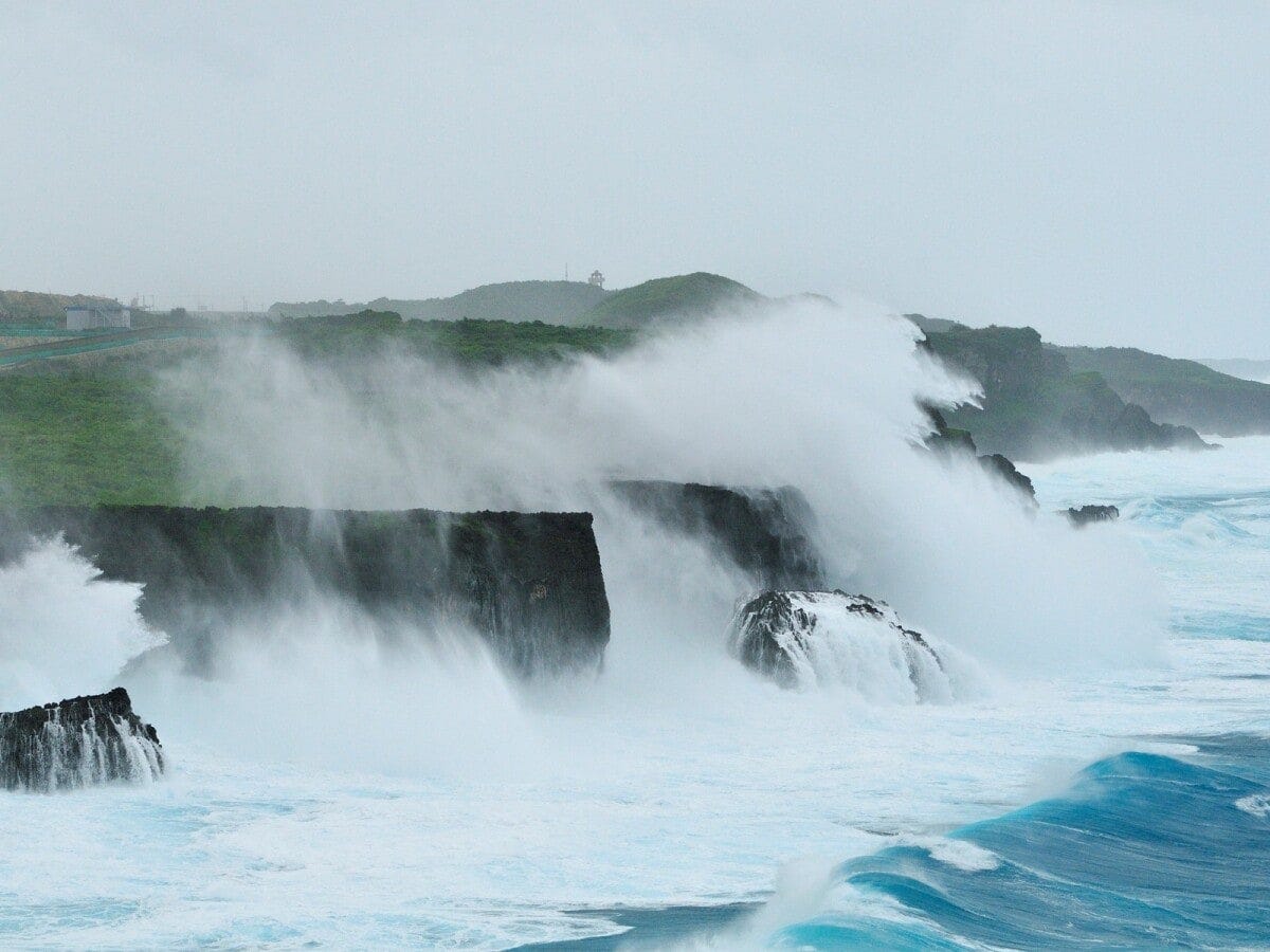 台風時は海も大荒れに。絶対に近づかないようにしましょう