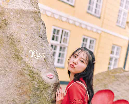 日向坂46河田陽菜、赤ワンピ姿で“キスマーク”モニュメントと撮影 2nd写真集先行カット第8弾公開【テイクオフ】