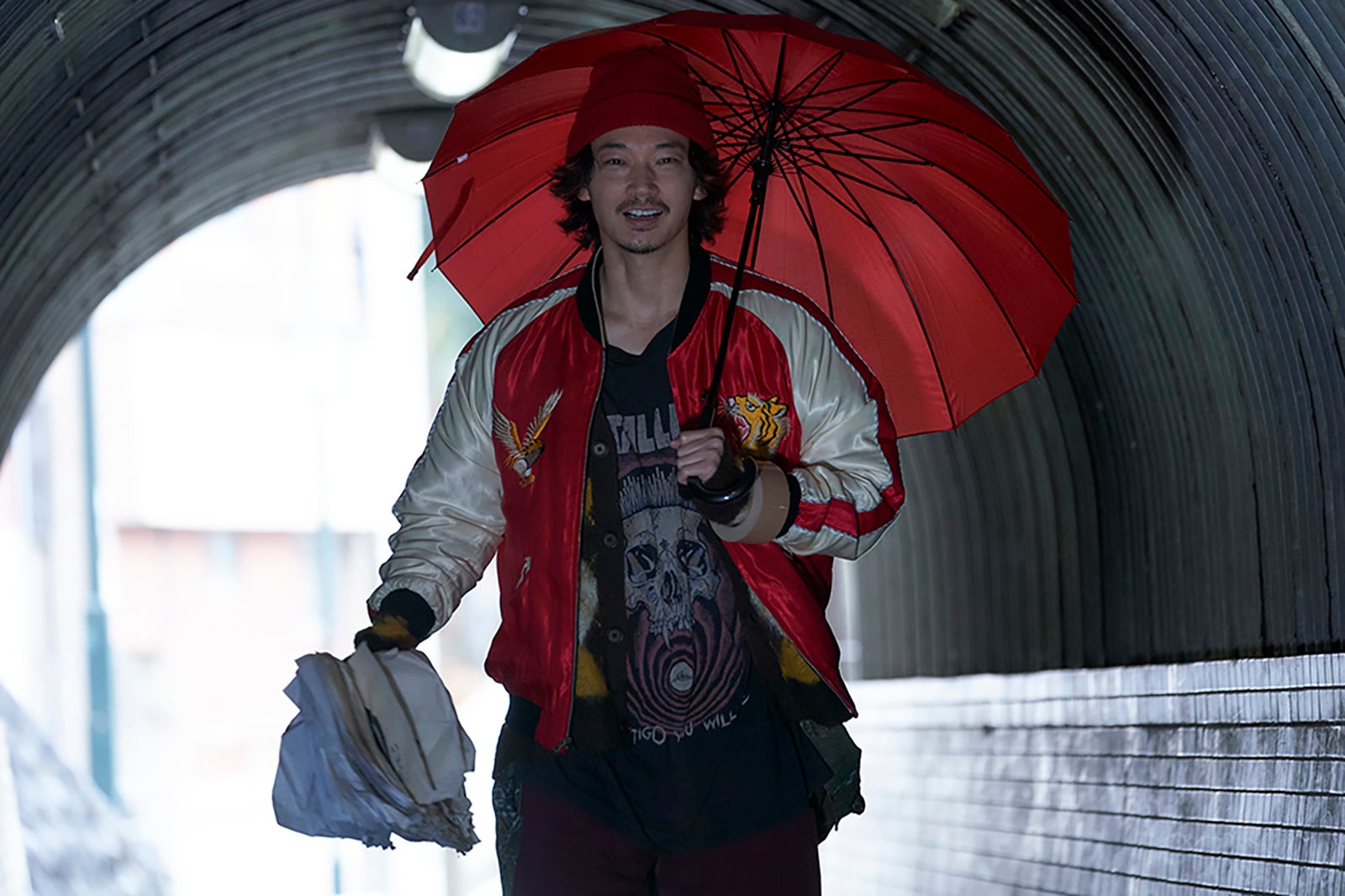 綾野剛／映画「まる」場面写真（C）2024 Asmik Ace, Inc.