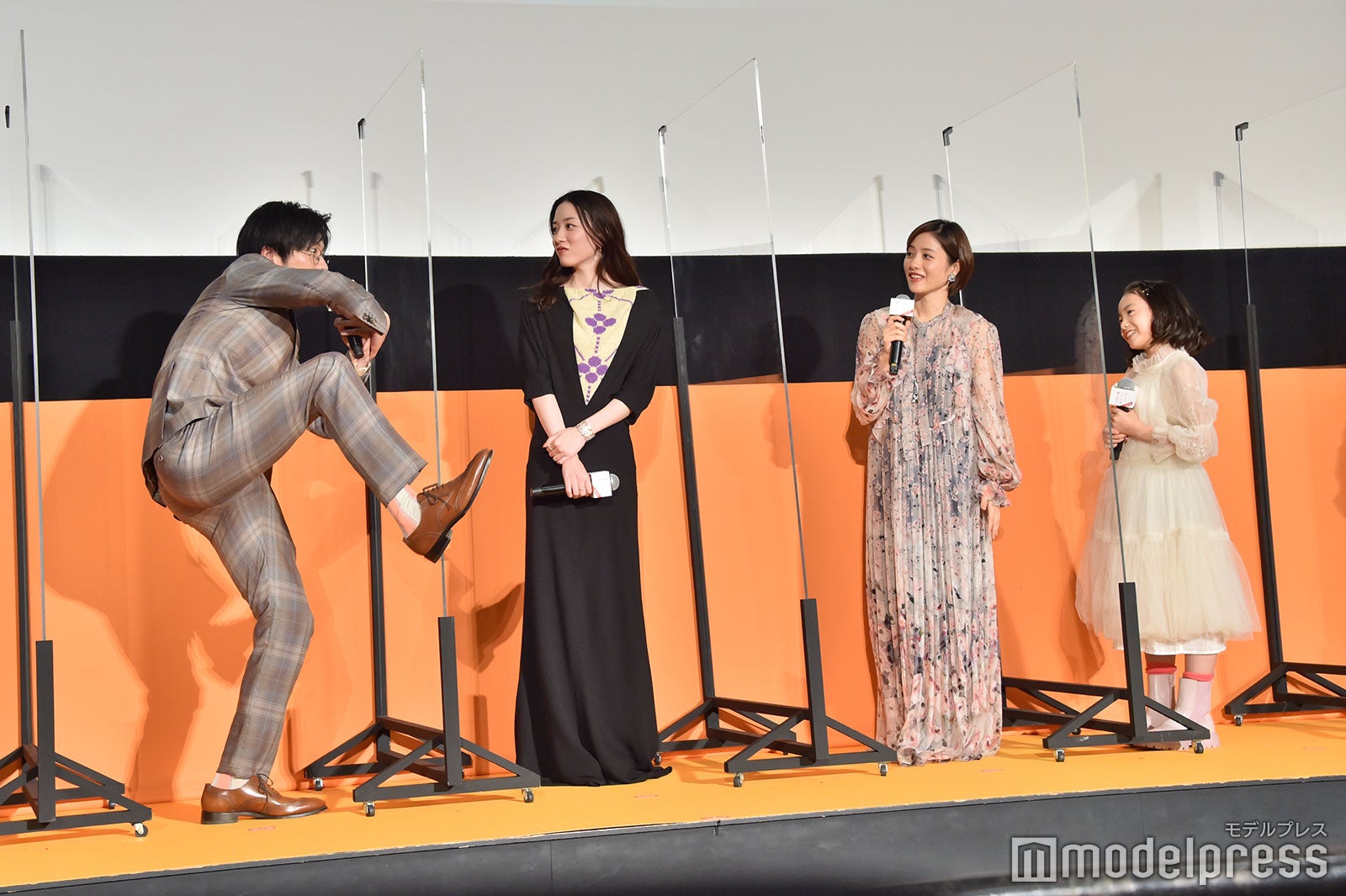 巨大抱き枕で寝ていることを全身を使って再現する田中圭（C）モデルプレス