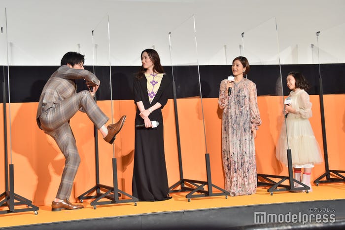 巨大抱き枕で寝ていることを全身を使って再現する田中圭(C)モデルプレス