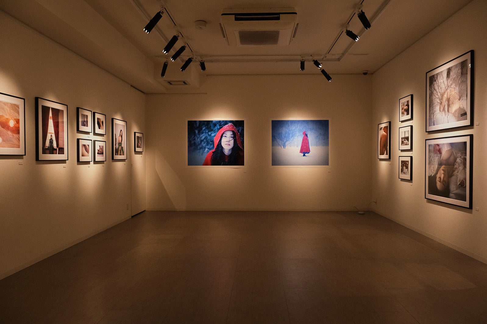 澄田綾乃×LUCKMAN初写真展「if…」の様子（提供写真）