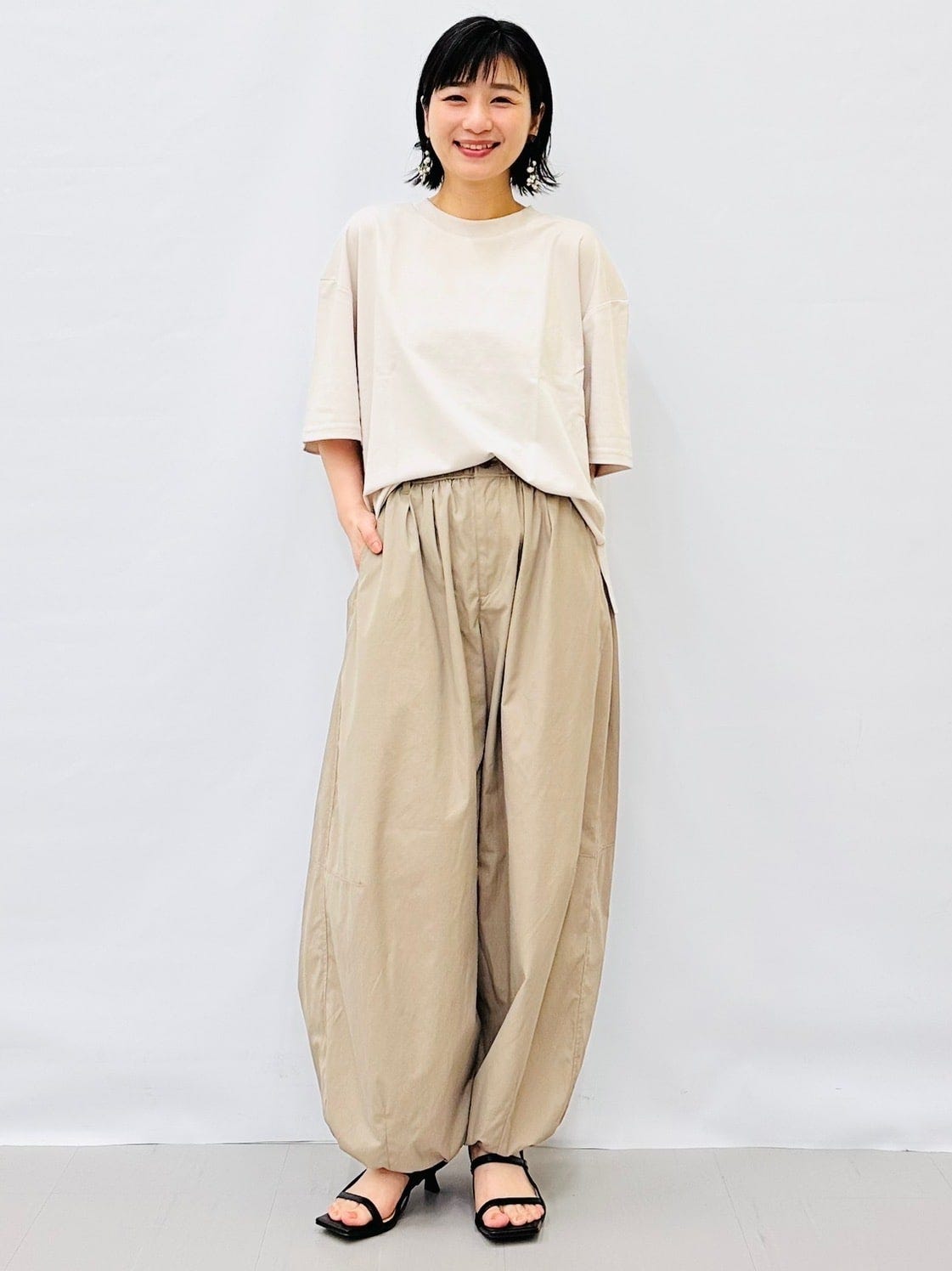 丸みシルエットのパンツで洗練されたワントーンコーデに　出典：StyleHint